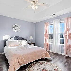 Homestay Locked In, Charlotte